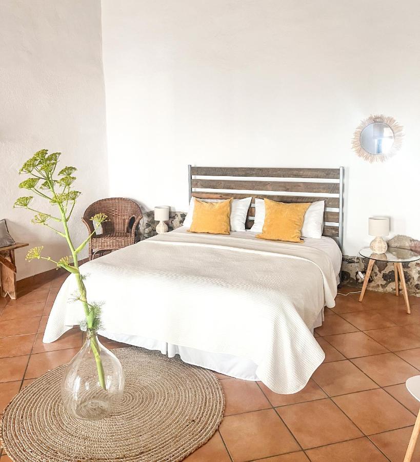 Is Scabas Guestrooms Solarussa Exterior photo