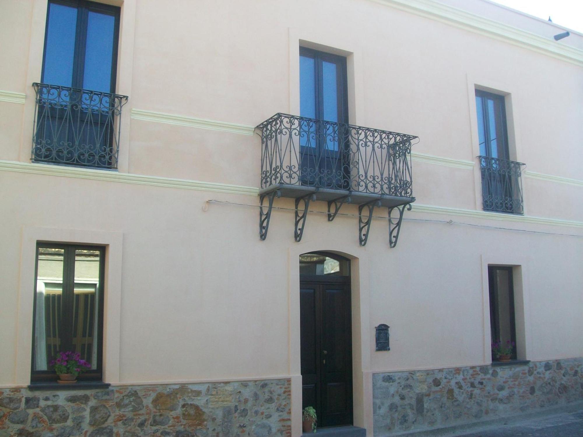 Is Scabas Guestrooms Solarussa Exterior photo