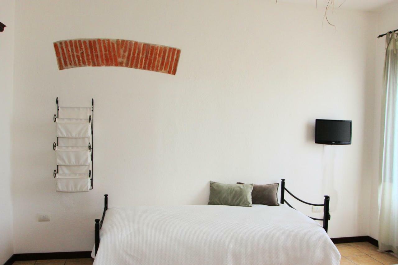 Is Scabas Guestrooms Solarussa Exterior photo