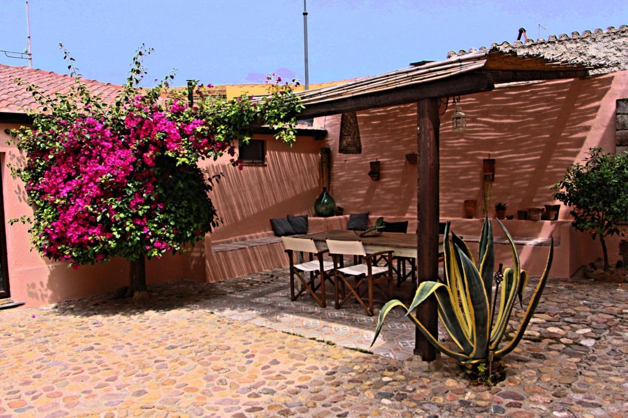 Is Scabas Guestrooms Solarussa Exterior photo